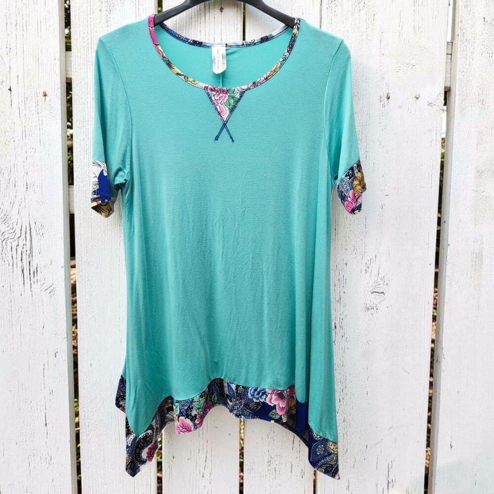 Now N Forever Tunic Top Womens Large Teal Floral Sharkbite Hem Boho-Chic Cottage